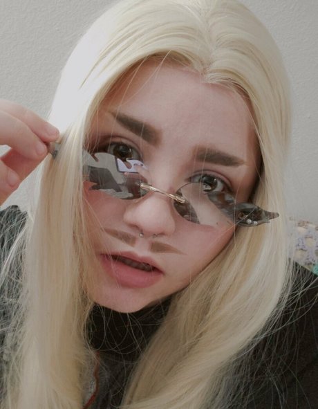 awoo exe nude model images