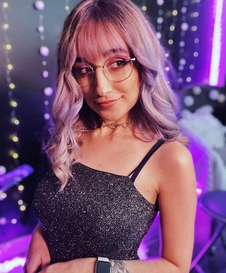 Maya ASMR top model pics