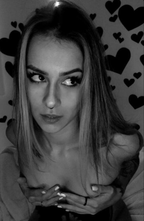 Munique Brum model adult image