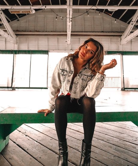 Hannah Malvone model free photos