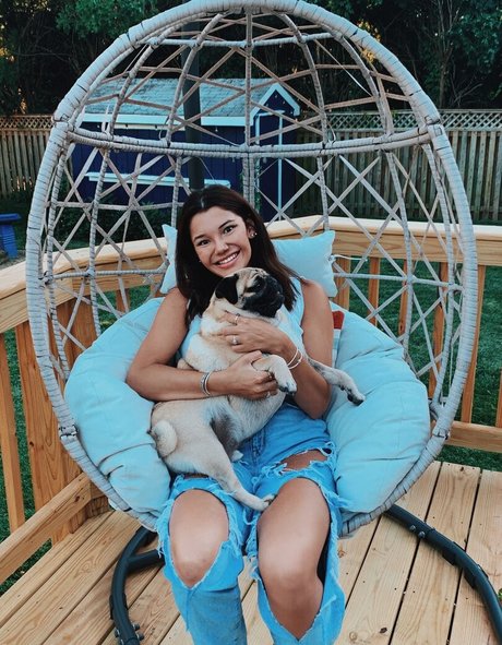 Hannah Malvone sexy actress img