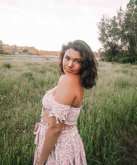 Hannah Malvone naked actress gallery