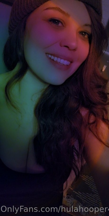 hulahooper420 beautiful model pic