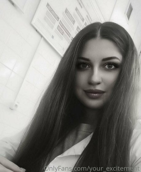 adelinaroccos nude model images