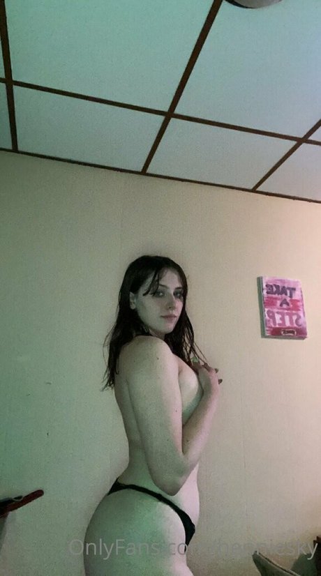 henniesky pretty actress image