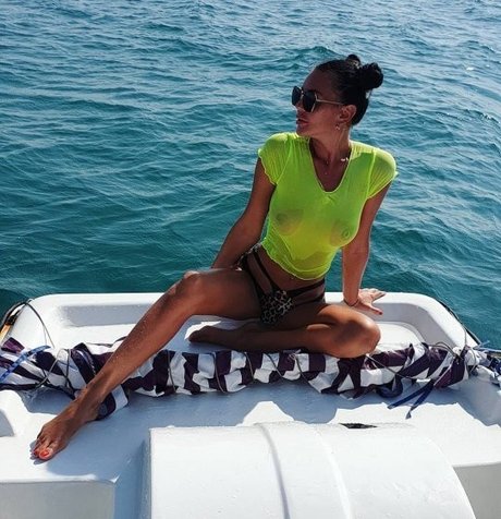 Thibisova xxx model image