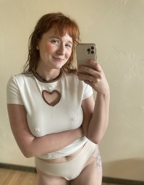 Cosmonaughtie star sexy pic