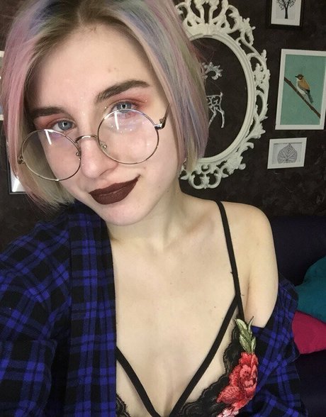 alice immodest star top pic