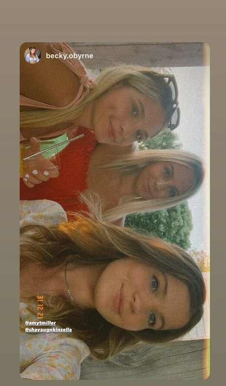 lesbian kissing onlyfans best img