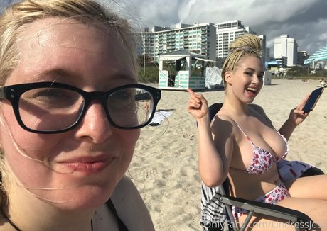 Undressjess nude model pic