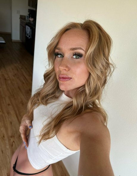 tiffanyshenanigans erotic star pic