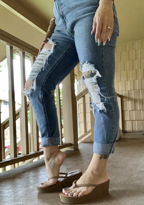 kim kisses foot goddess model hd pics