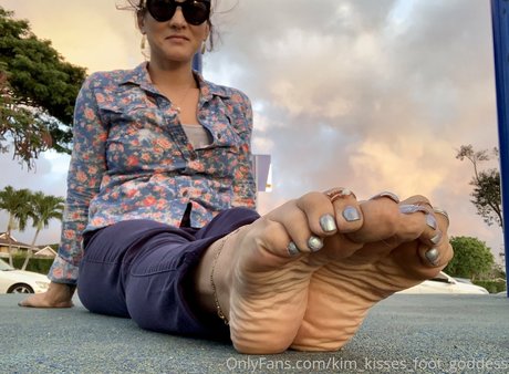 kim kisses foot goddess sexy star pic