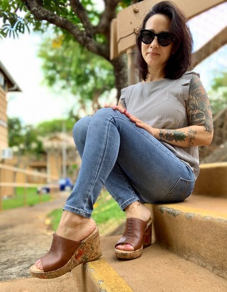 kim kisses foot goddess sexy actress image