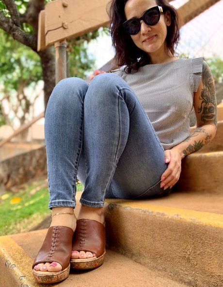 kim kisses foot goddess star beautiful image