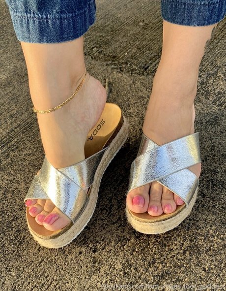 kim kisses foot goddess pretty model photos