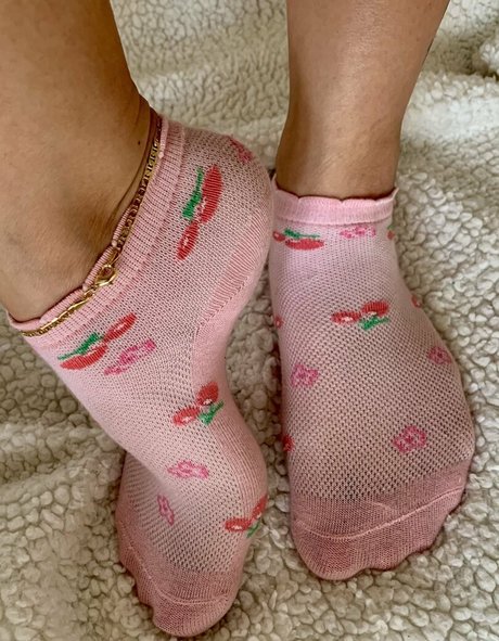 kim kisses foot goddess high quality model photo