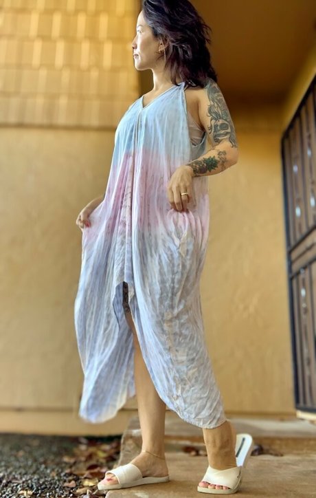 kim kisses foot goddess pretty model photos