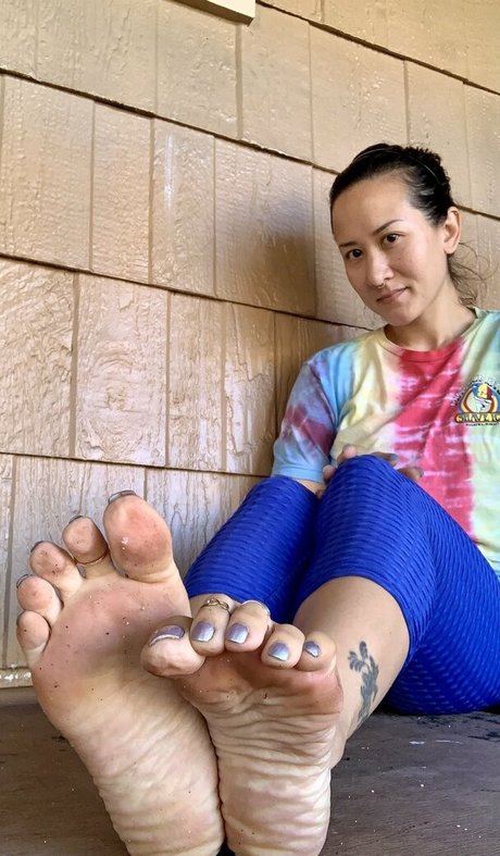 kim kisses foot goddess model pornographic image