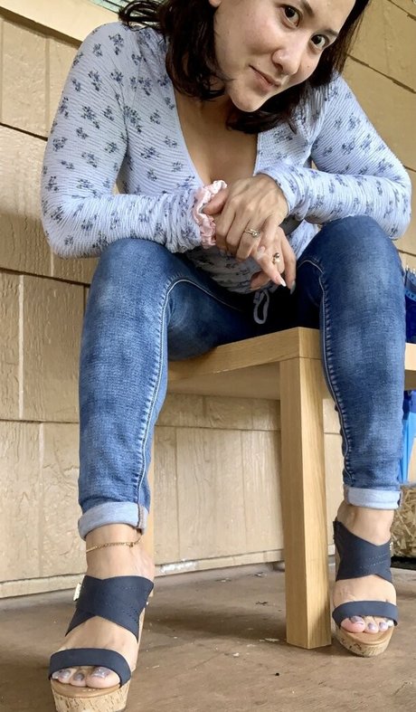 kim kisses foot goddess top star pics