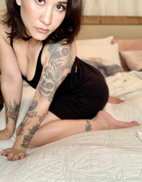kim kisses foot goddess exclusive star pics