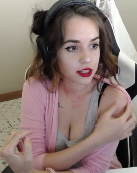 Deernadia adult model pic