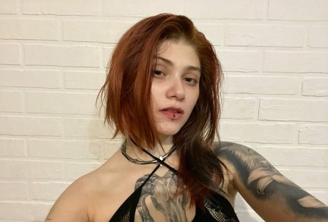 LittlePolly102 model nude pics