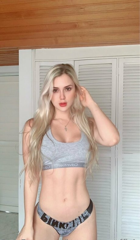 laurasagraofficial top star photo