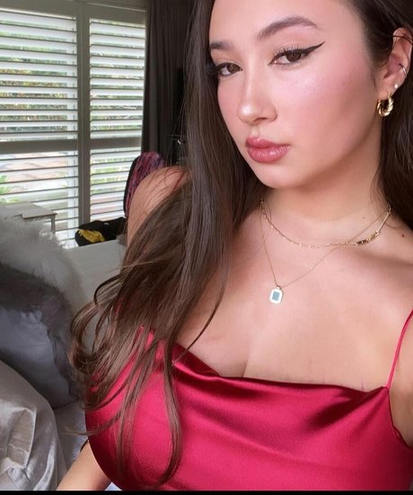 Issy H pornstar exclusive image