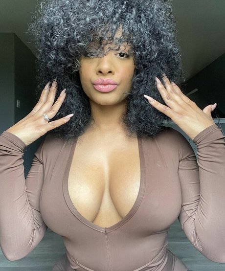 ashaughnfitness model perfect img