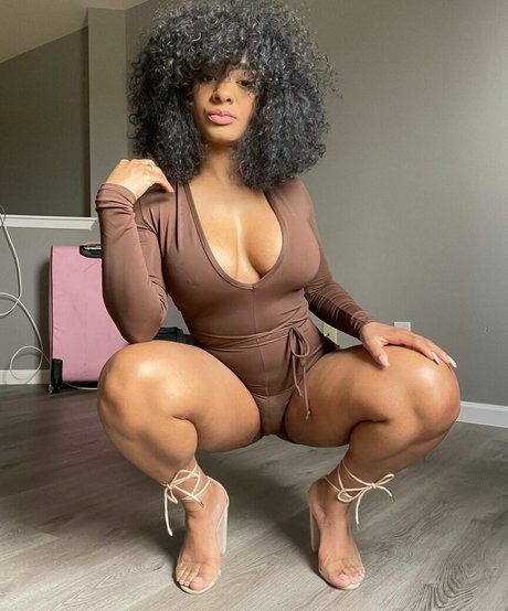 ashaughnfitness beautiful model photo