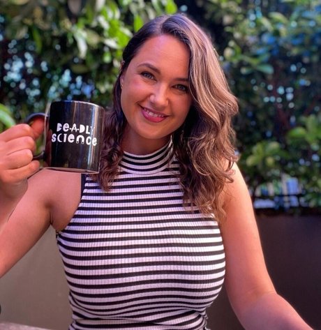 Rae Johnston exclusive star photo