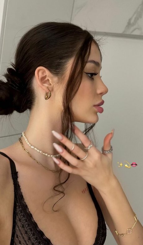 Haniasipa nude model pic