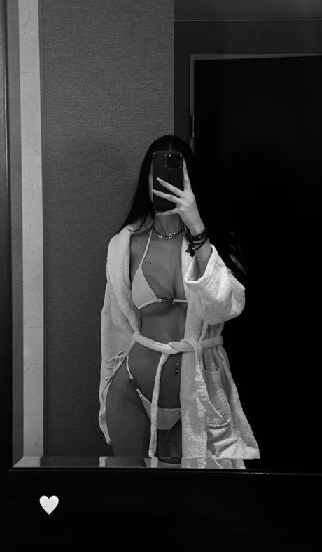 Haniasipa model erotic pics