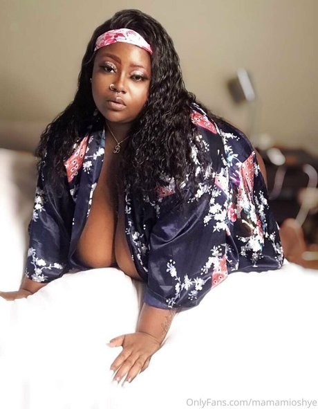 mamamioshye erotic model img