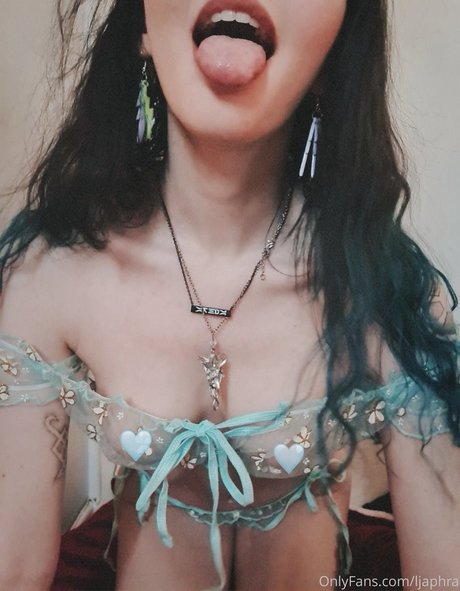 Louise Julie star art photos