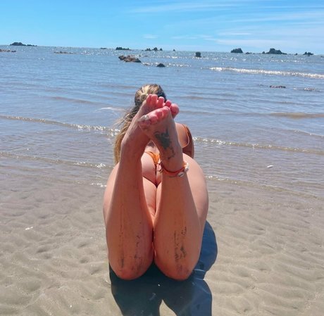 Fah Suicide free model pic