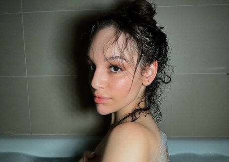 Charletta ASMR star sexy image