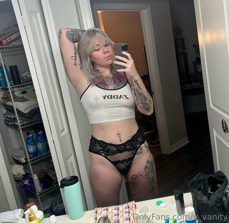 v vanity nudes model photos