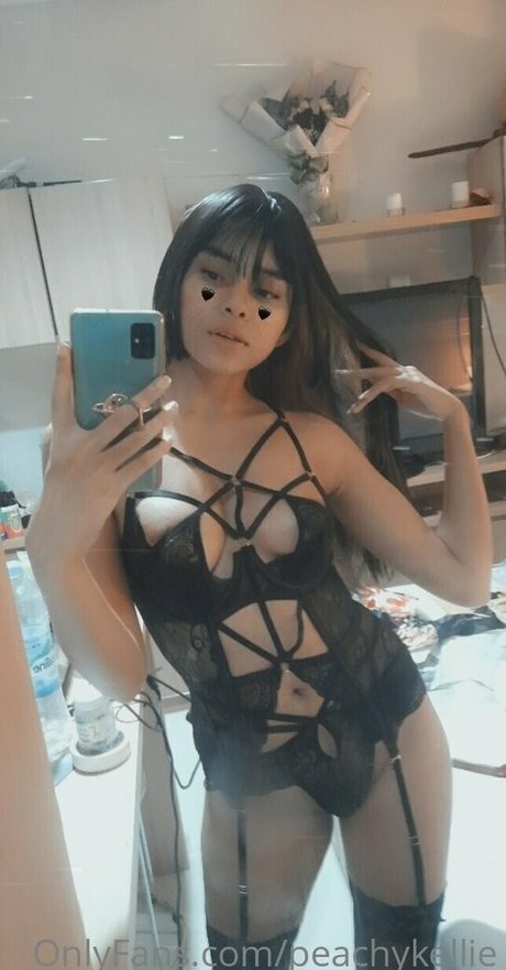 peachykellie nude model img