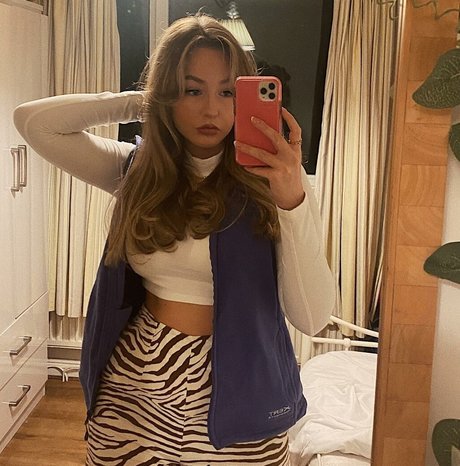 Helayna Birkett naked star gallery