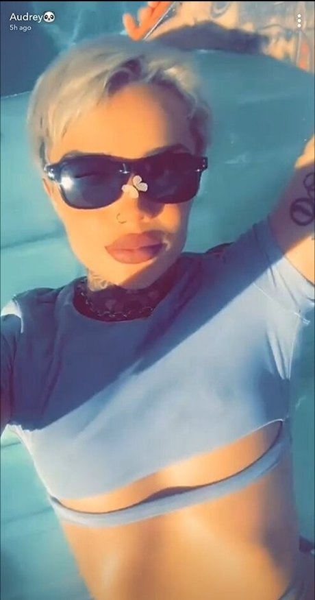 Kris Karson model hot photo