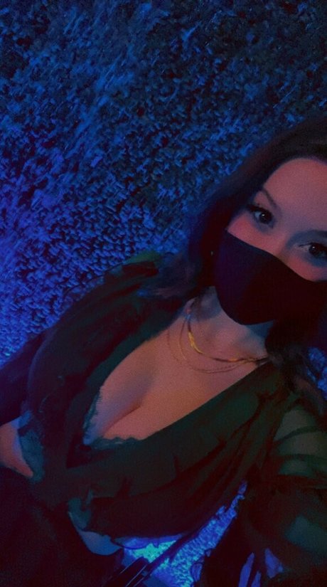 EmiliaNSFW nude model images