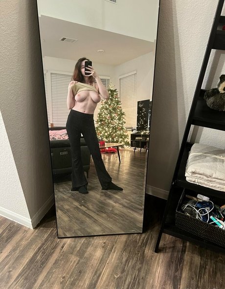 EmiliaNSFW adult model picture