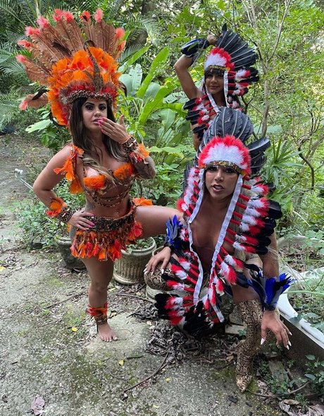 Elizabth Goes pornstar naked gallery