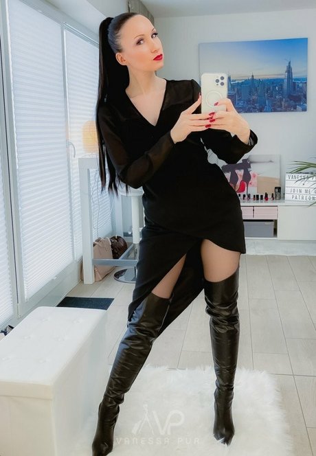 Miss Vanessa Pur hot model photos