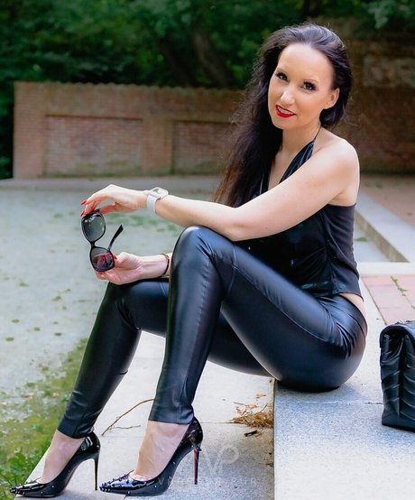 Miss Vanessa Pur naked actress picture