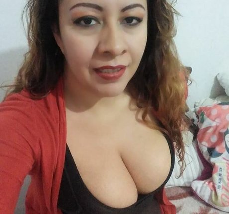 Maribel Hernandez model hot pic