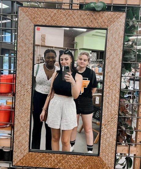 Sarah Lynne Marie model hot pics