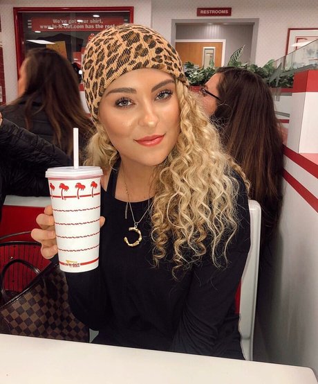 Caroline Wall high quality star pictures